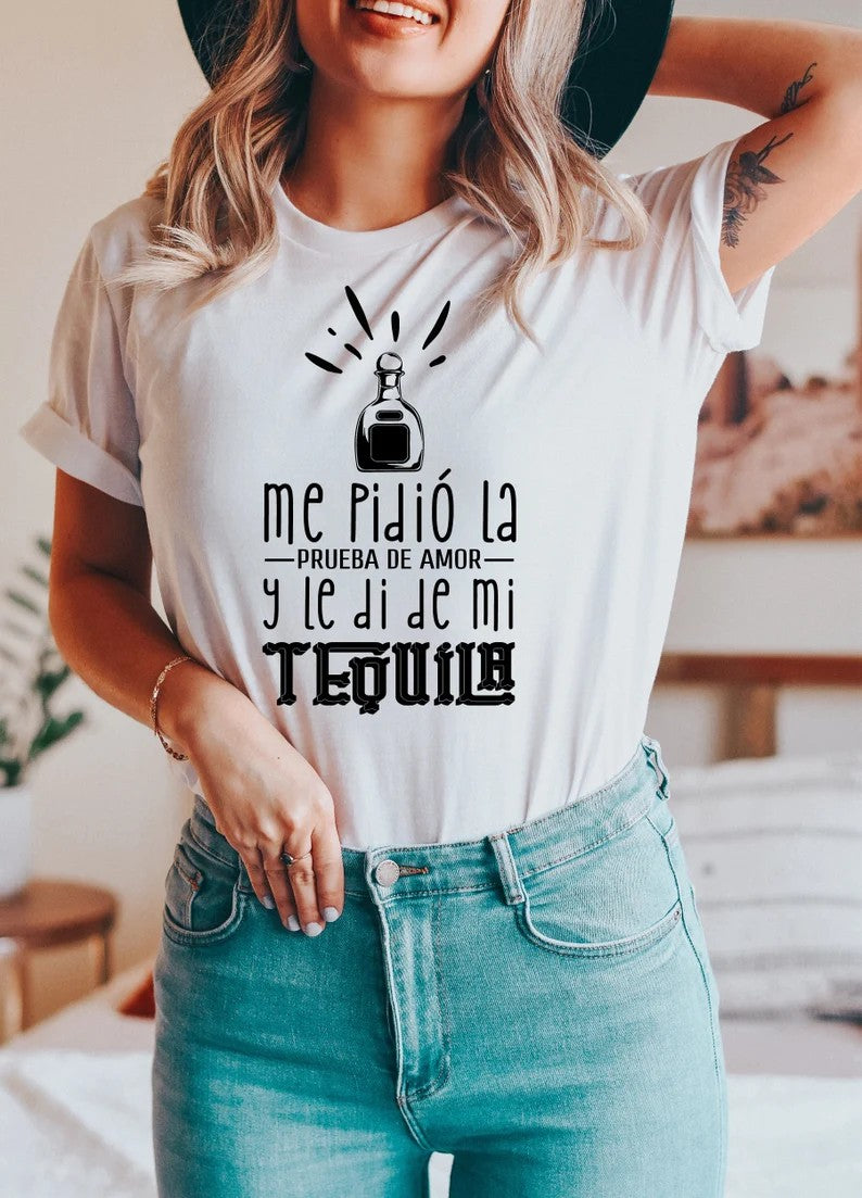 Me Pidió la Prueba de Amor Graphic T-Shirt – White Funny Latina Tee